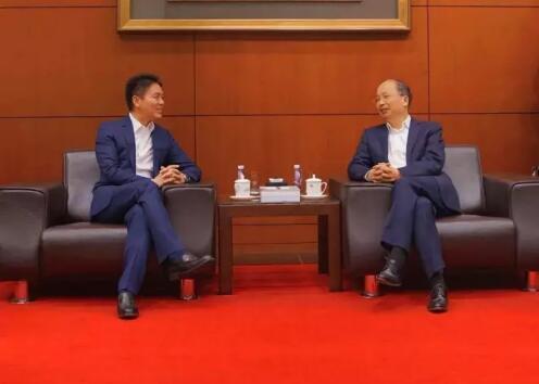 中國(guó)工商銀行董事長(zhǎng)易會(huì)滿和京東集團(tuán)董事局主席兼首席執(zhí)行官劉強(qiáng)東見(jiàn)證了雙方合作協(xié)議的簽署。 