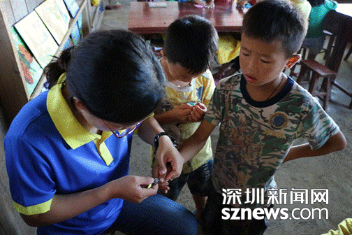 說明:為當地孩子剪指甲、洗臉