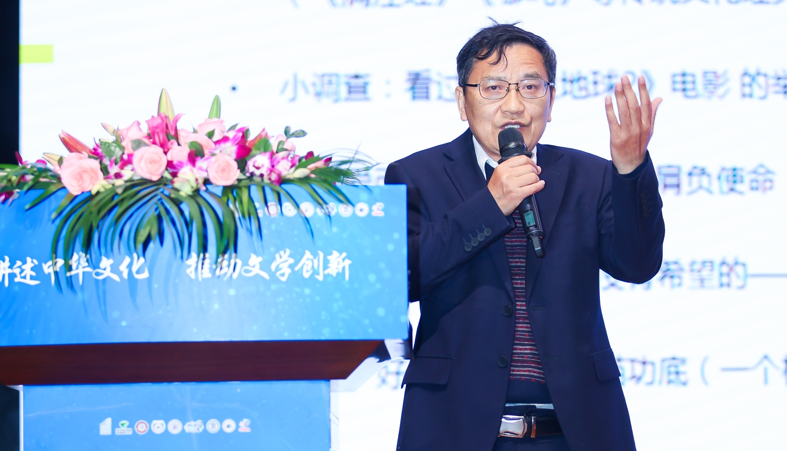 活動(dòng)現(xiàn)場(chǎng)，“全國文學(xué)盛典名師大講堂”主講嘉賓謝晨為大家?guī)碇黝}講座